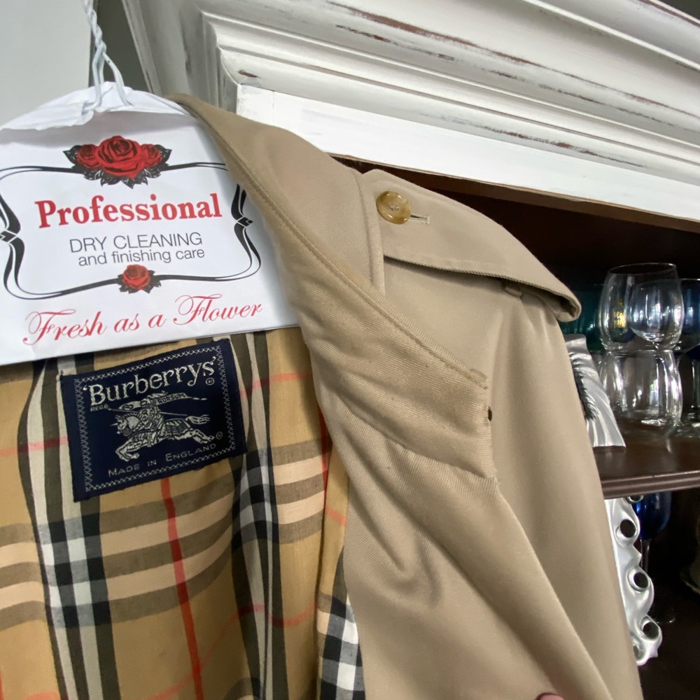 Men’s Authentic Burberry Raincoat - Picture 8 of 8